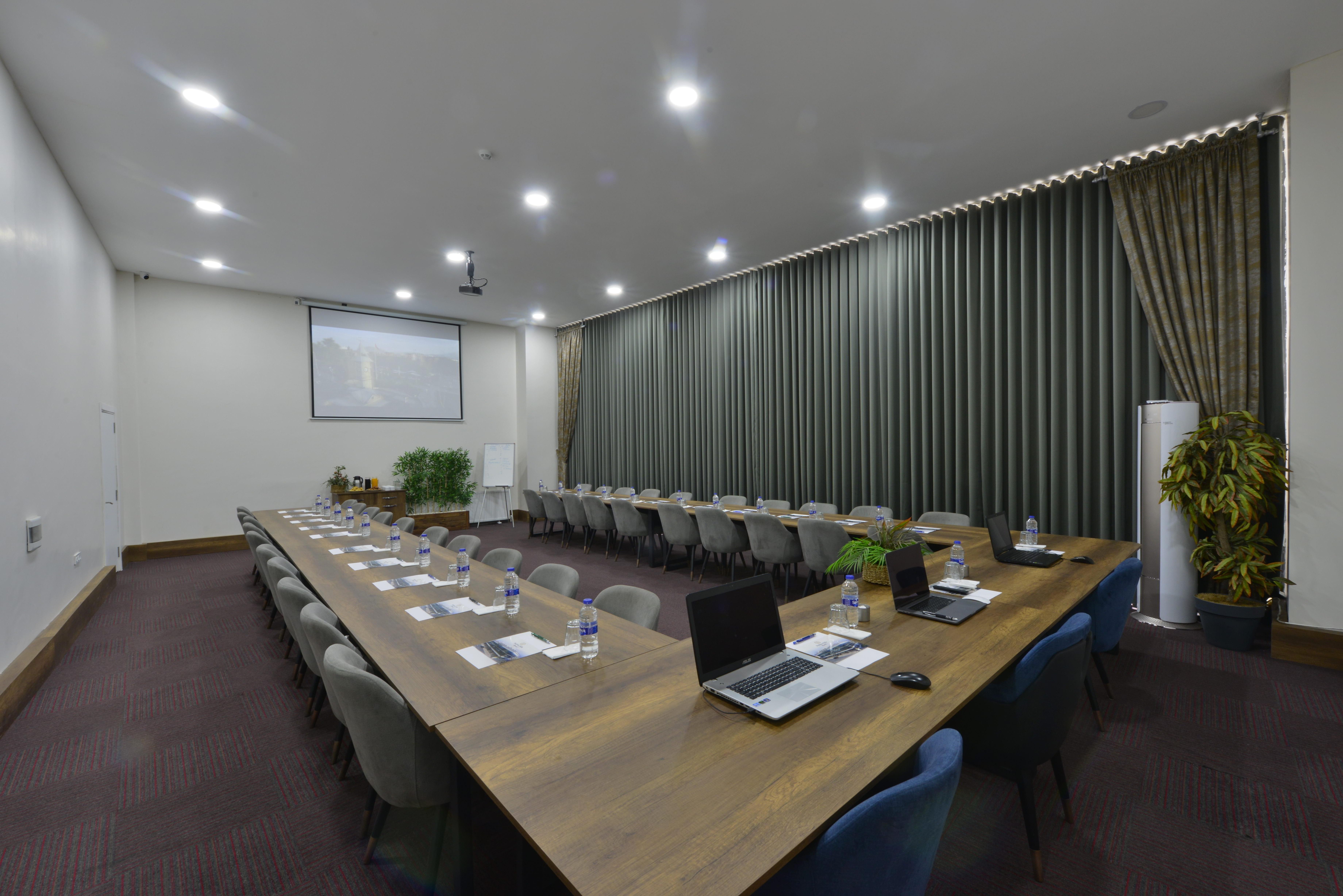 Hidden Hills Hotel Istanbul Airport Buitenkant foto Conference room