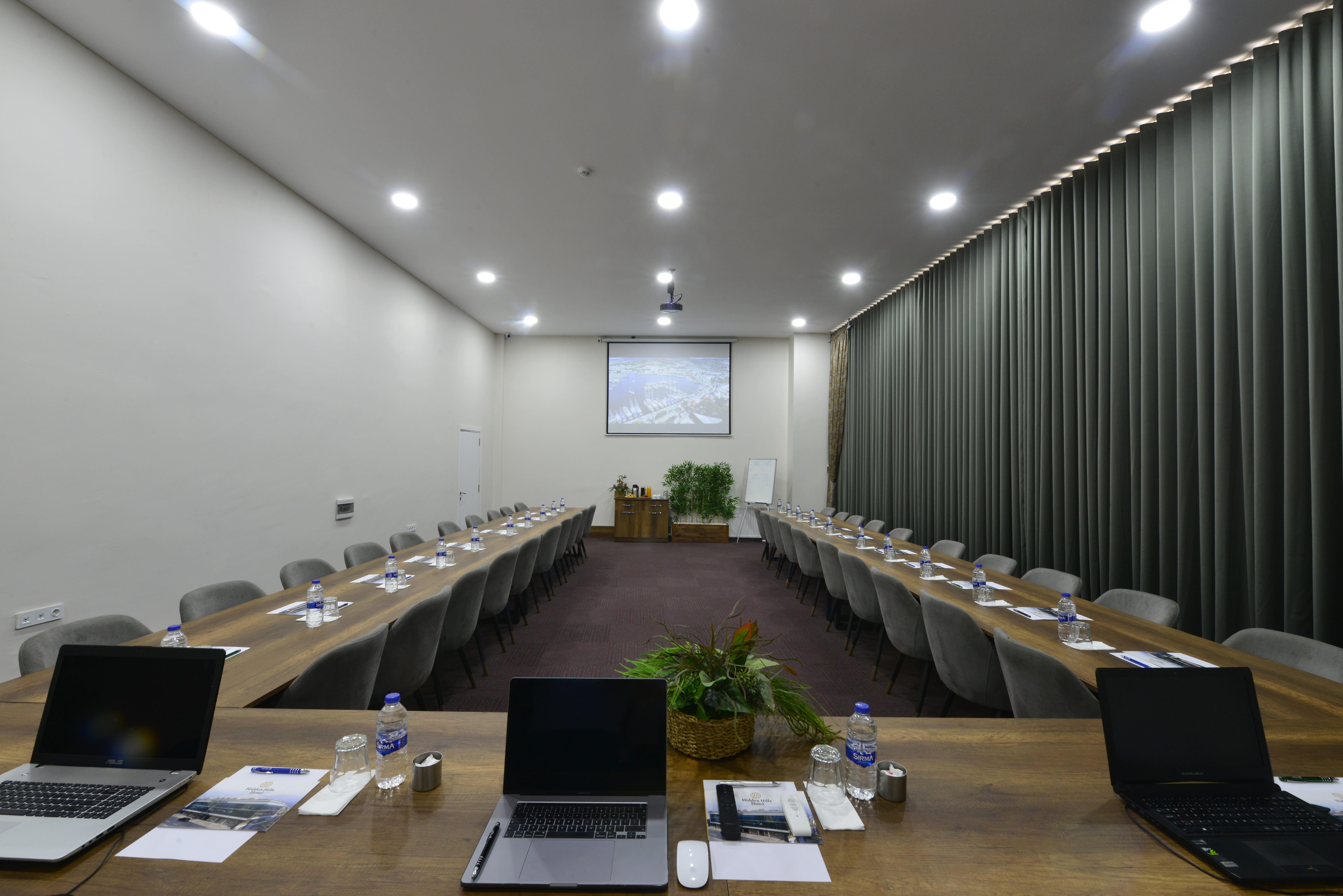 Hidden Hills Hotel Istanbul Airport Buitenkant foto A meeting room at the National University of Singapore