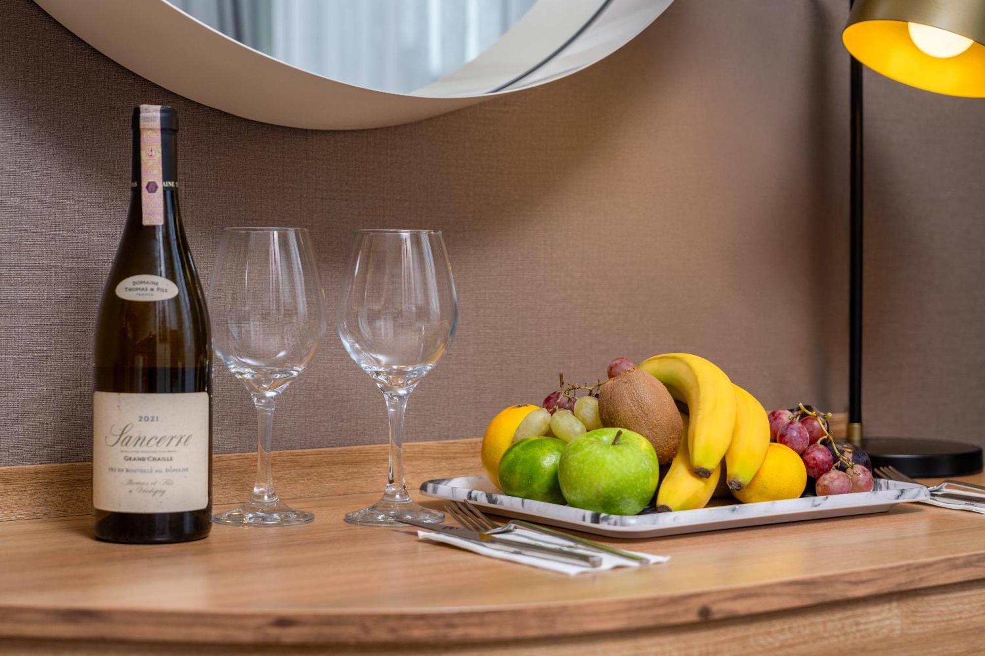 Hidden Hills Hotel Istanbul Airport Buitenkant foto A bottle of wine and fruit in a hotel room