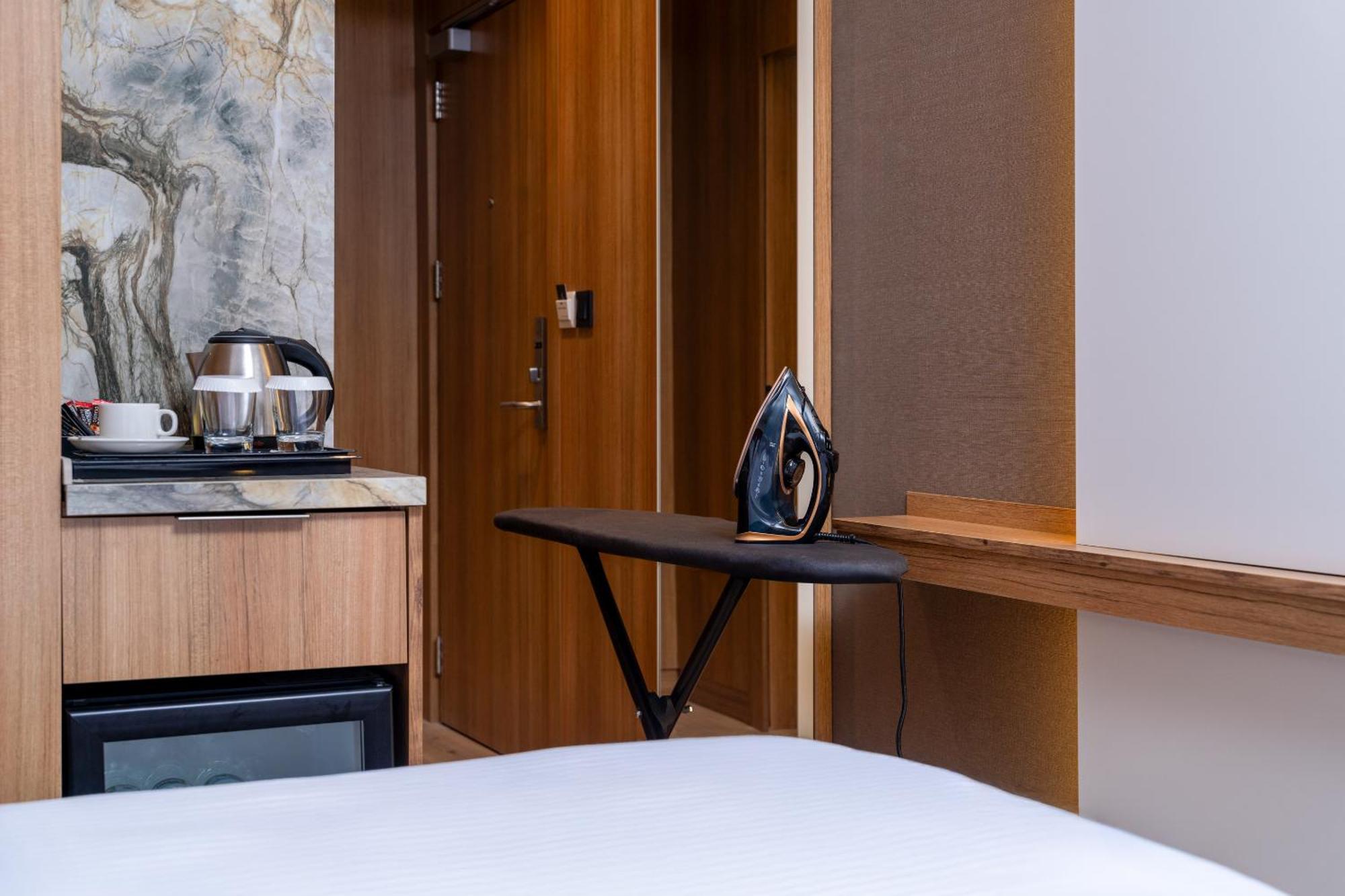 Hidden Hills Hotel Istanbul Airport Buitenkant foto A wall-mounted ironing board